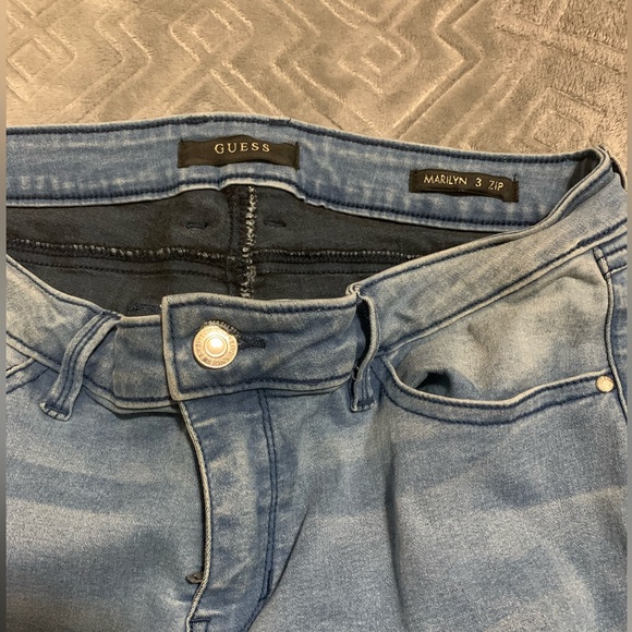 Guess blue jeans! Zippers at the ankle. - Picture 2 of 4